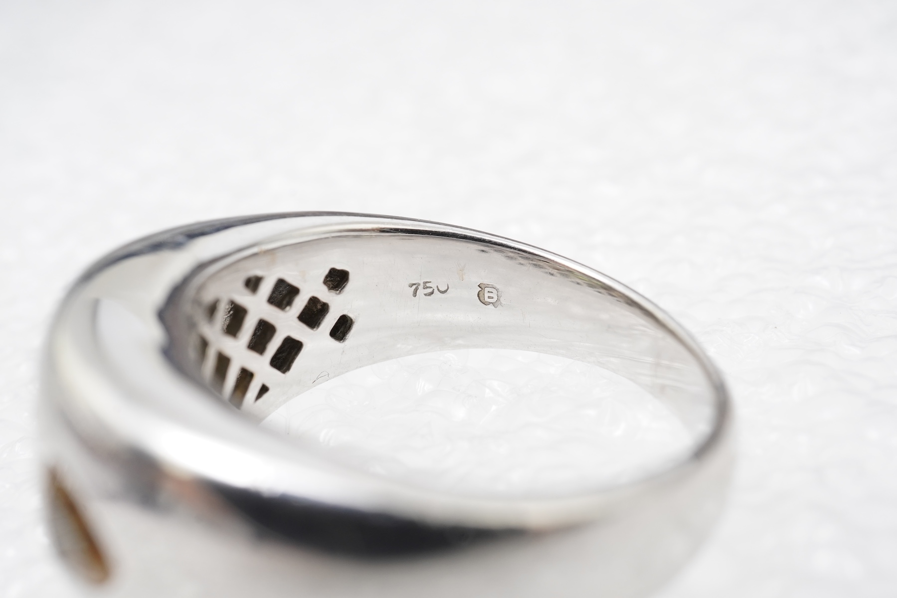 A peridot and citrine dress ring